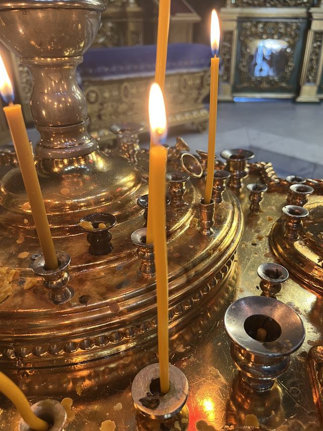 Запалена свічка у храмі