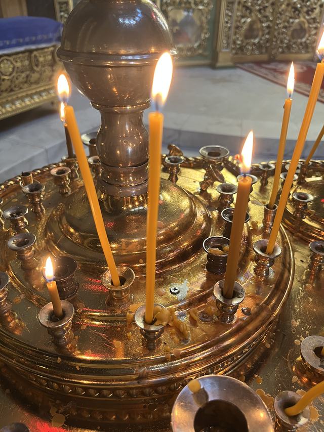 Запалена свічка у храмі