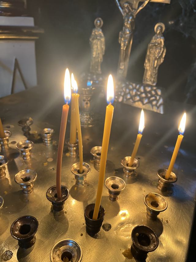 Запалена свічка у храмі
