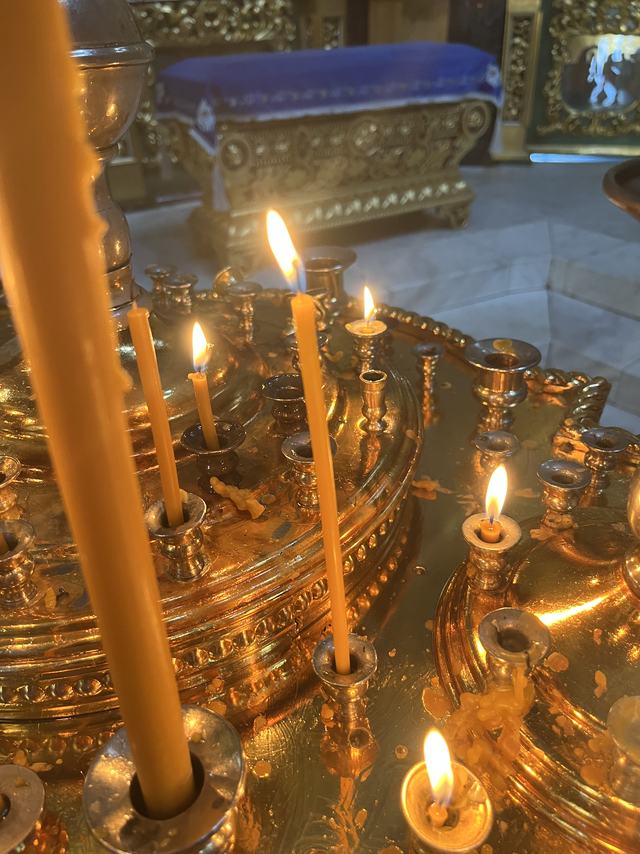 Запалена свічка у храмі
