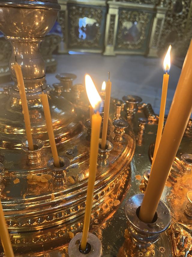Запалена свічка у храмі